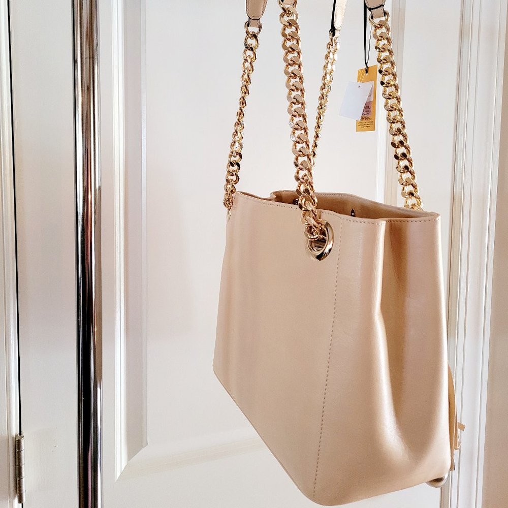 β€οΈ SOLD β€οΈ. Authentic Valentino Leather Cream Shoulder Bag - Picture 4 of 7